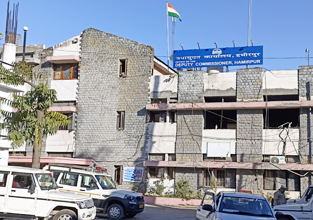 12_37_081519458dc-office