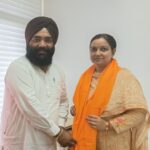 ‘जीत समाचार’ व समूह समाज संगठन के संस्थापक कमल पवार ने पंजाब की गृह सचिव मैडम नीलिमा से की शिष्टाचार मुलाकात, सिरोपा भेंट कर किया स्वागत पवार ने पंजाब की गृह सचिव मैडम नीलिमा से की शिष्टाचार मुलाकात, सिरोपा भेंट कर किया स्वागत