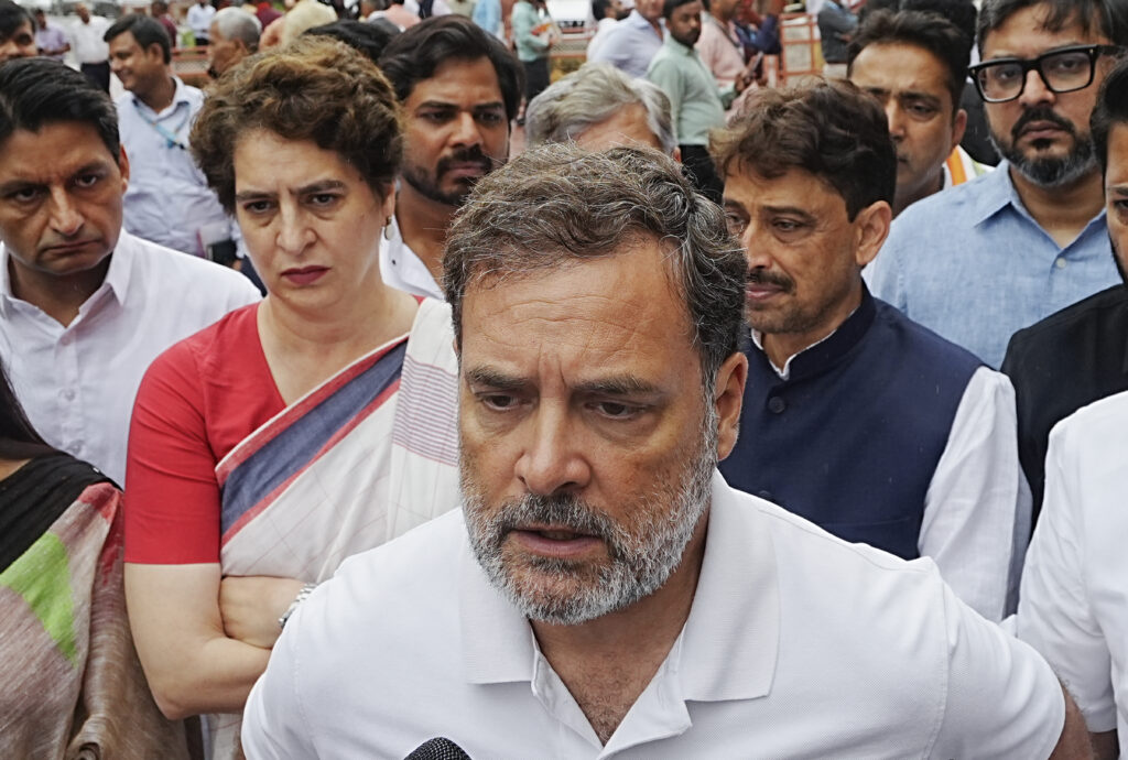 छात्रों पर पुलिस कार्रवाई के विरोध में राहुल-प्रियंका का प्रदर्शन, पीएम मोदी के इस्तीफे की मांग