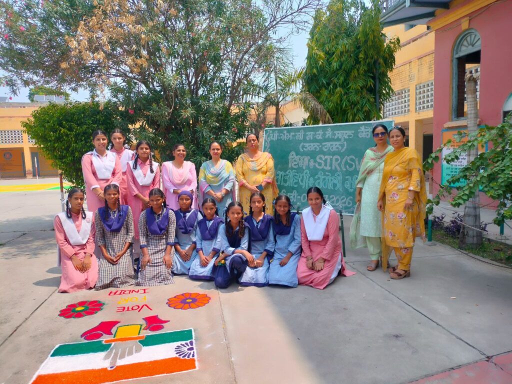 स्कूलों में बनाई गई सुंदर रंगोलियों ने वोटर जागरूकता का बेहतरीन संदेश दिया