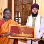 देश के सर्वोच्च मंच पर हिमाचल की कला का परचम, राष्ट्रपति द्रौपदी मुर्मू ने हिमाचल प्रदेश विश्वविद्यालय के प्रख्यात कलाकार डॉ. बलविंद्र कुमार को राष्ट्रपति भवन में किया सम्मानित