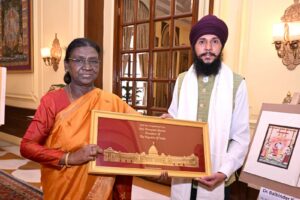 देश के सर्वोच्च मंच पर हिमाचल की कला का परचम, राष्ट्रपति द्रौपदी मुर्मू ने हिमाचल प्रदेश विश्वविद्यालय के प्रख्यात कलाकार डॉ. बलविंद्र कुमार को राष्ट्रपति भवन में किया सम्मानित